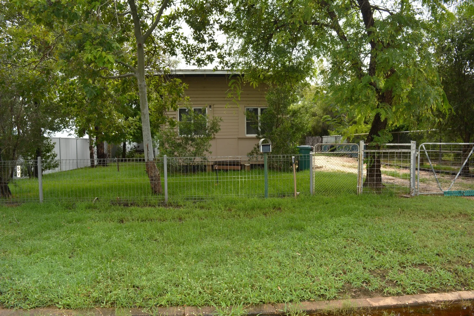 Primary image of 1 Ivy Street, Blackall QLD 4472