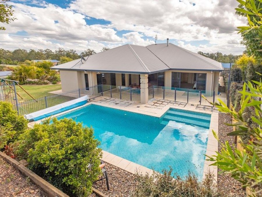 5 bedrooms House in 7 Deakin Court SOUTHSIDE QLD, 4570