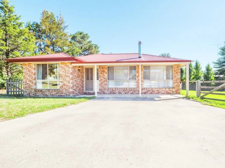 11 Rowan Avenue, Uralla NSW 2358