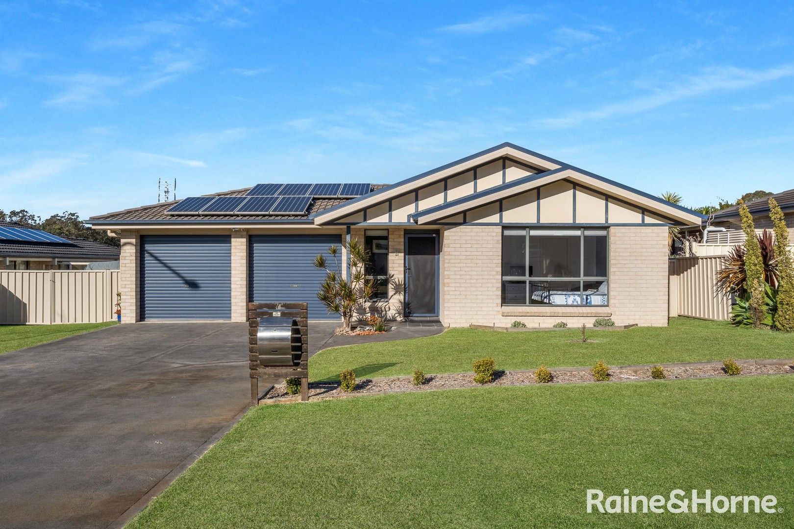 4 bedrooms House in 7 Barbata Grove SOUTH NOWRA NSW, 2541