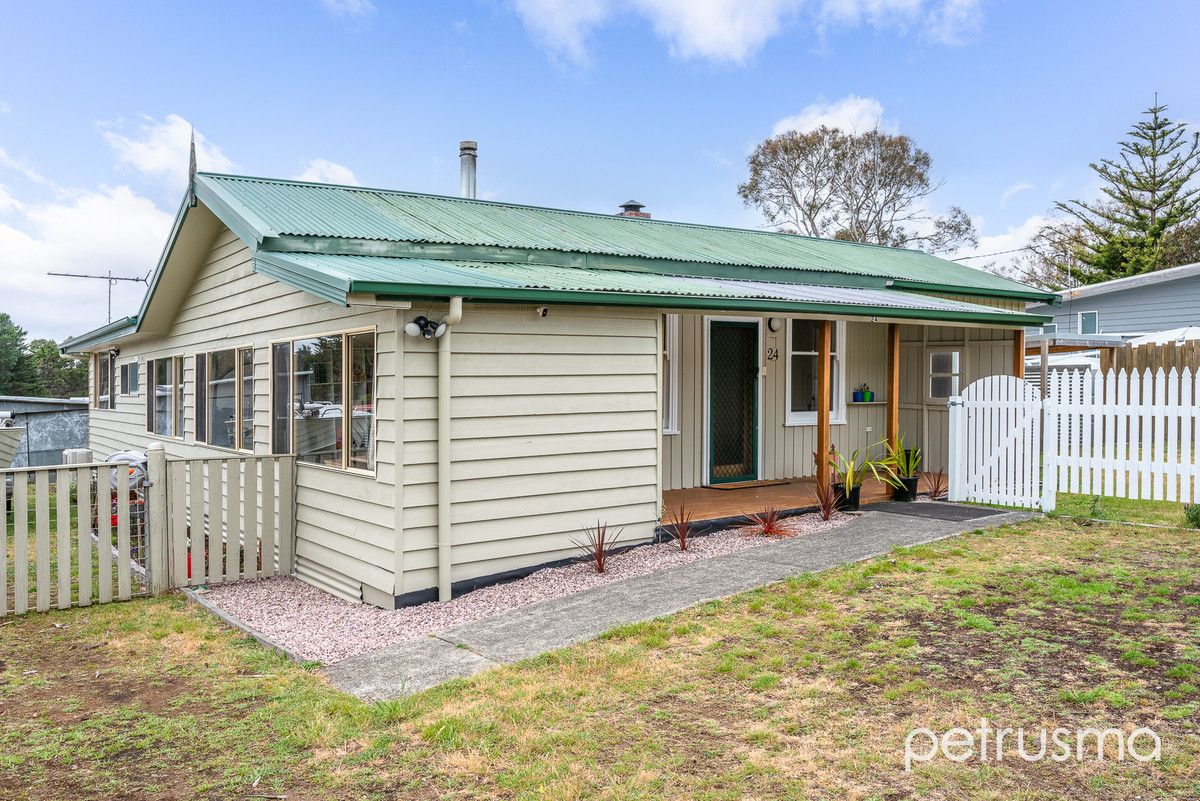 4 bedrooms House in 24 Roaring Beach Road SOUTH ARM TAS, 7022