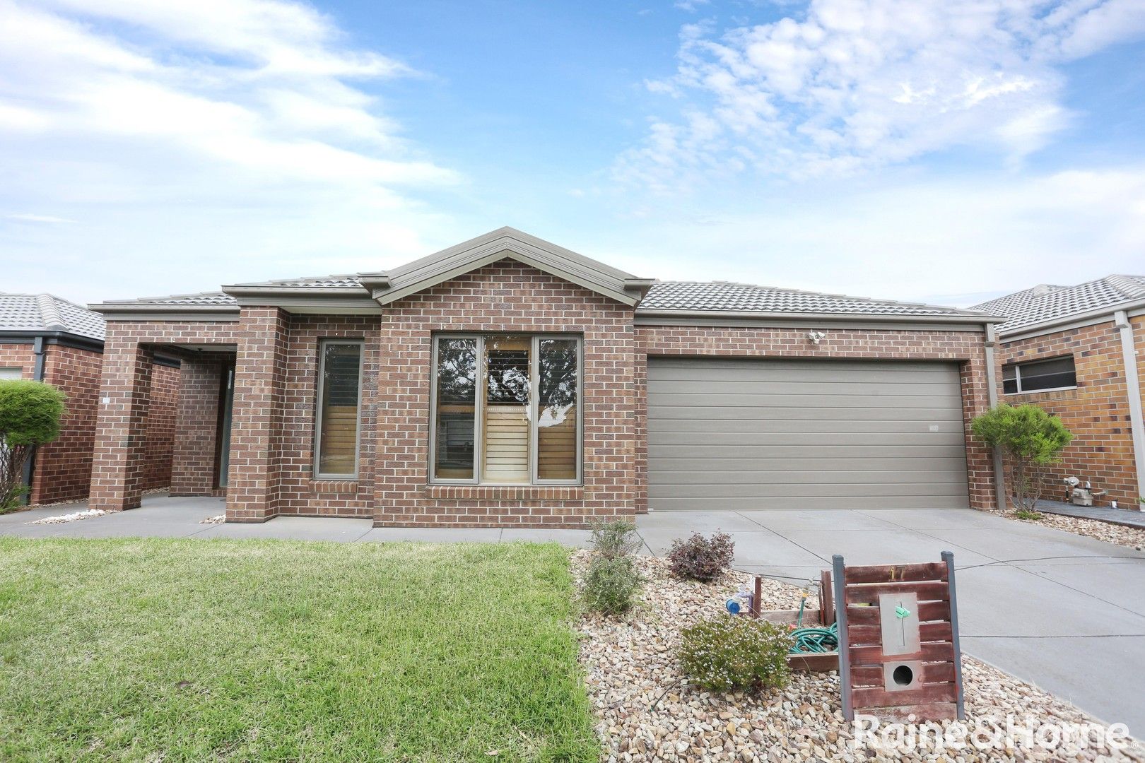 4 bedrooms House in 17 Firecrest Road MANOR LAKES VIC, 3024