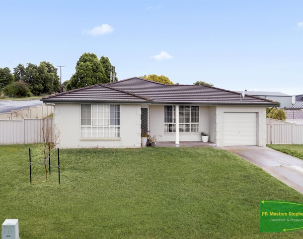 1 Johnston Crescent, Blayney NSW 2799