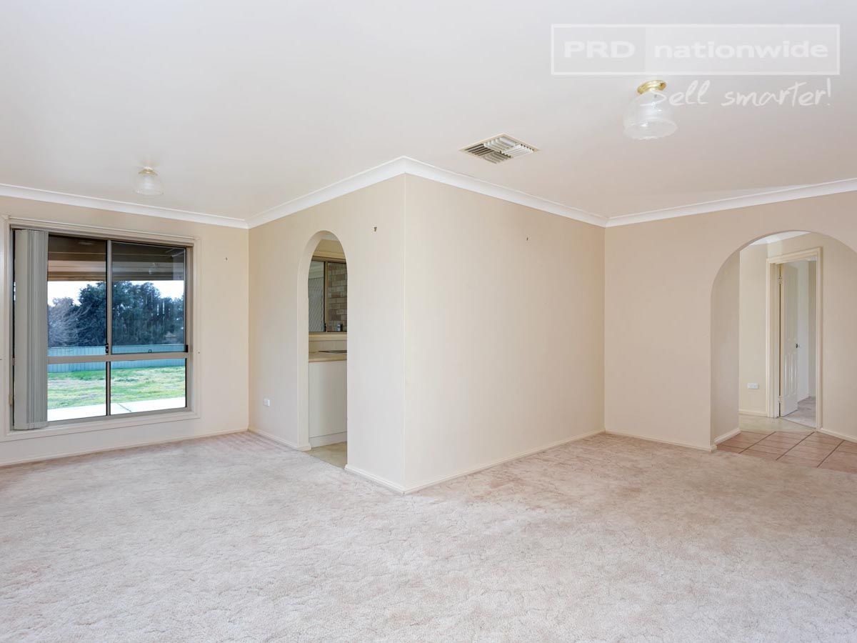 19 Hargrave Avenue, LLOYD NSW 2650, Image 2