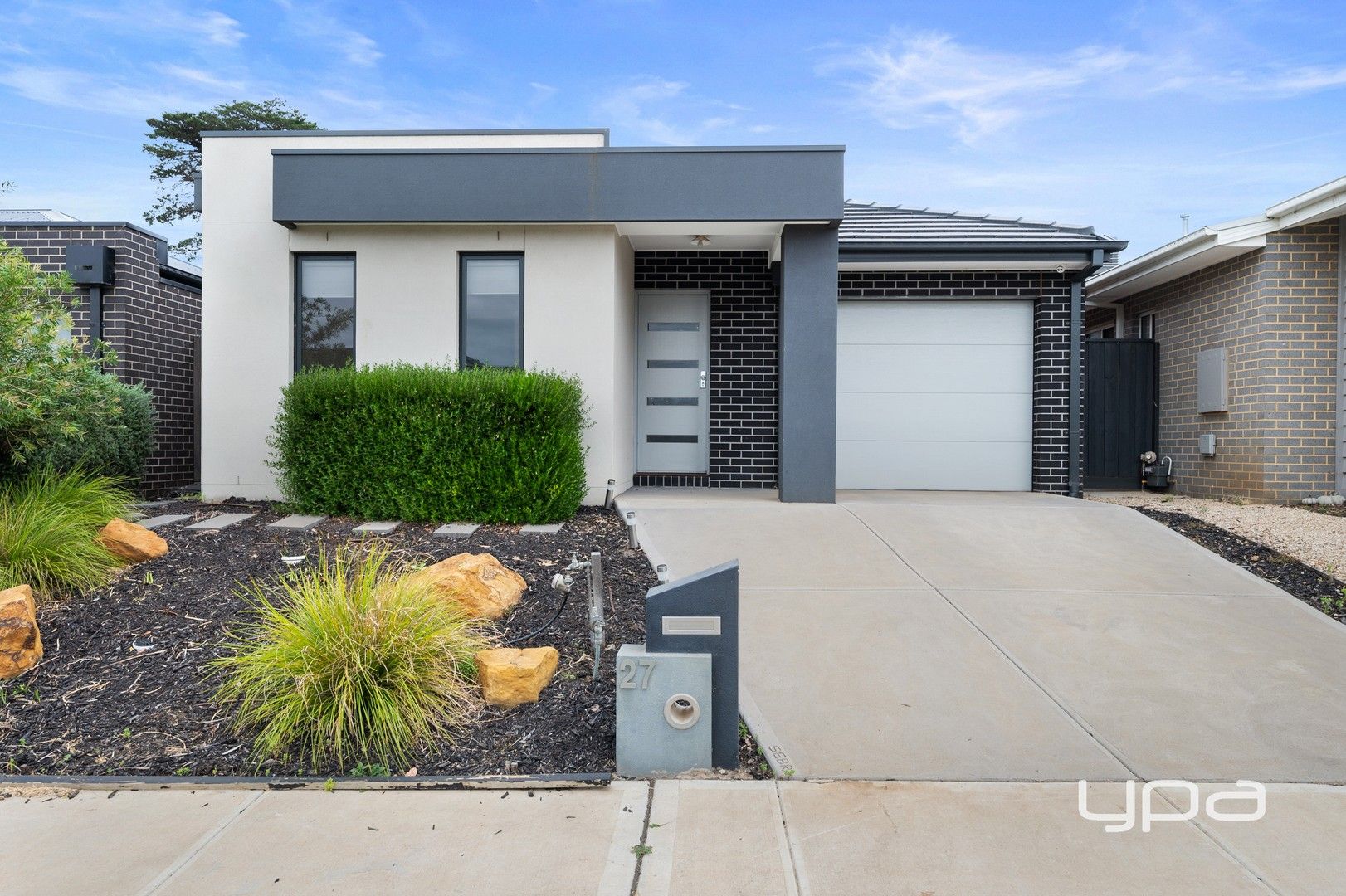 3 bedrooms House in 27 Kyeamba Circuit BACCHUS MARSH VIC, 3340