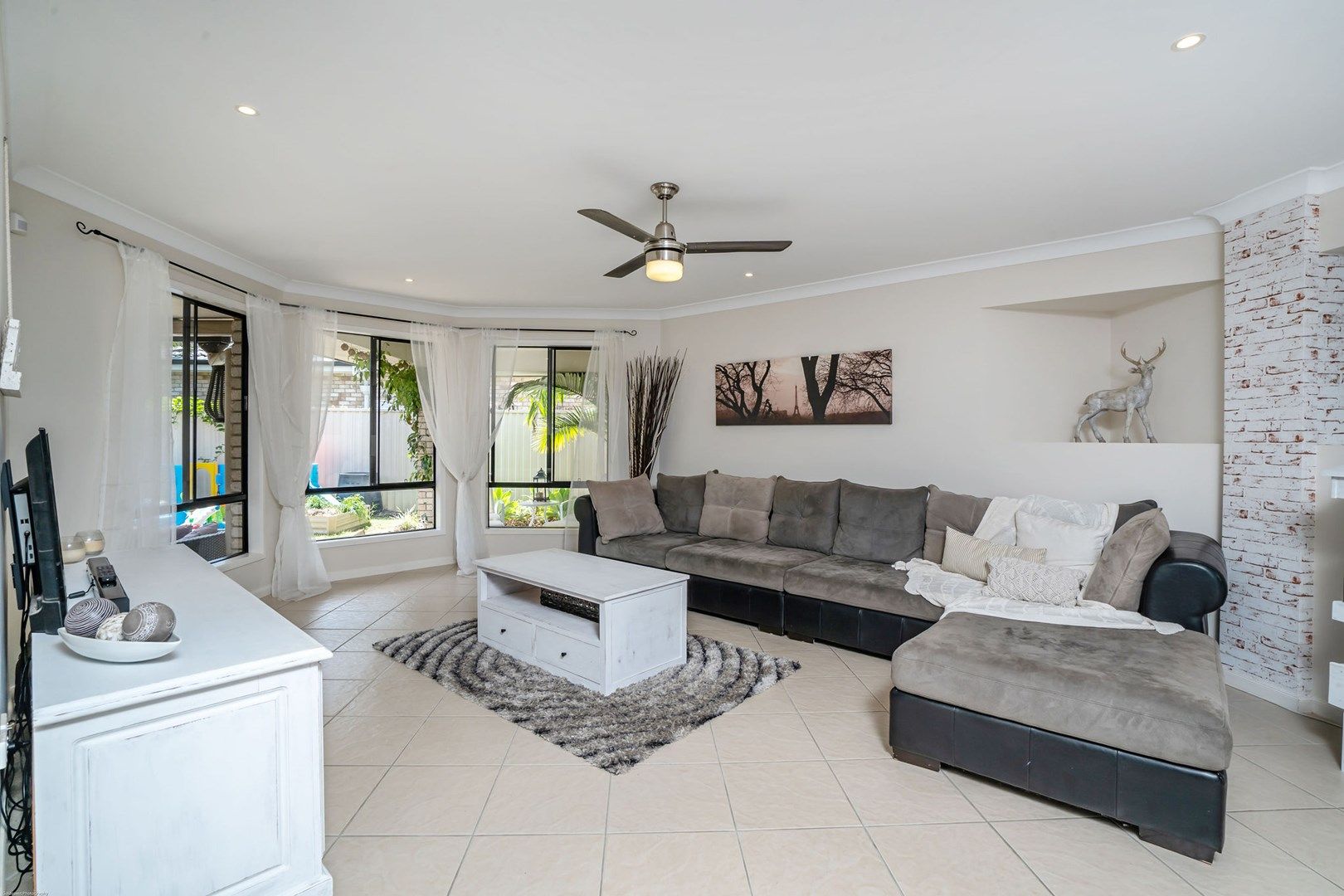 6 Heron Place, Jacobs Well QLD 4208, Image 2