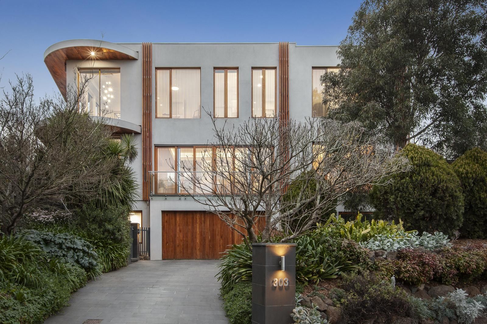 5 bedrooms House in 303 The Boulevard IVANHOE EAST VIC, 3079