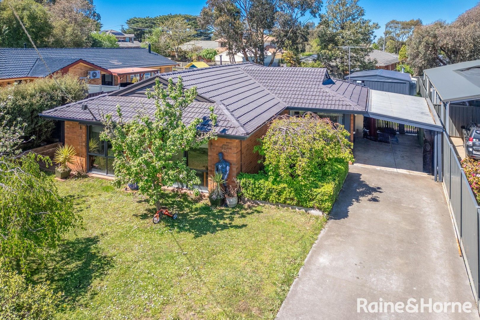 3 bedrooms House in 15 Scenic Court GISBORNE VIC, 3437