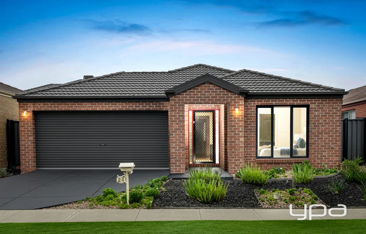 Park Facing 5 Bedroom Family Home!, Point Cook