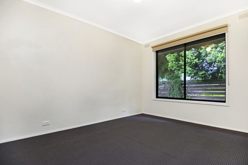 4 Hocking Avenue, Mount Clear VIC 3350, Image 2