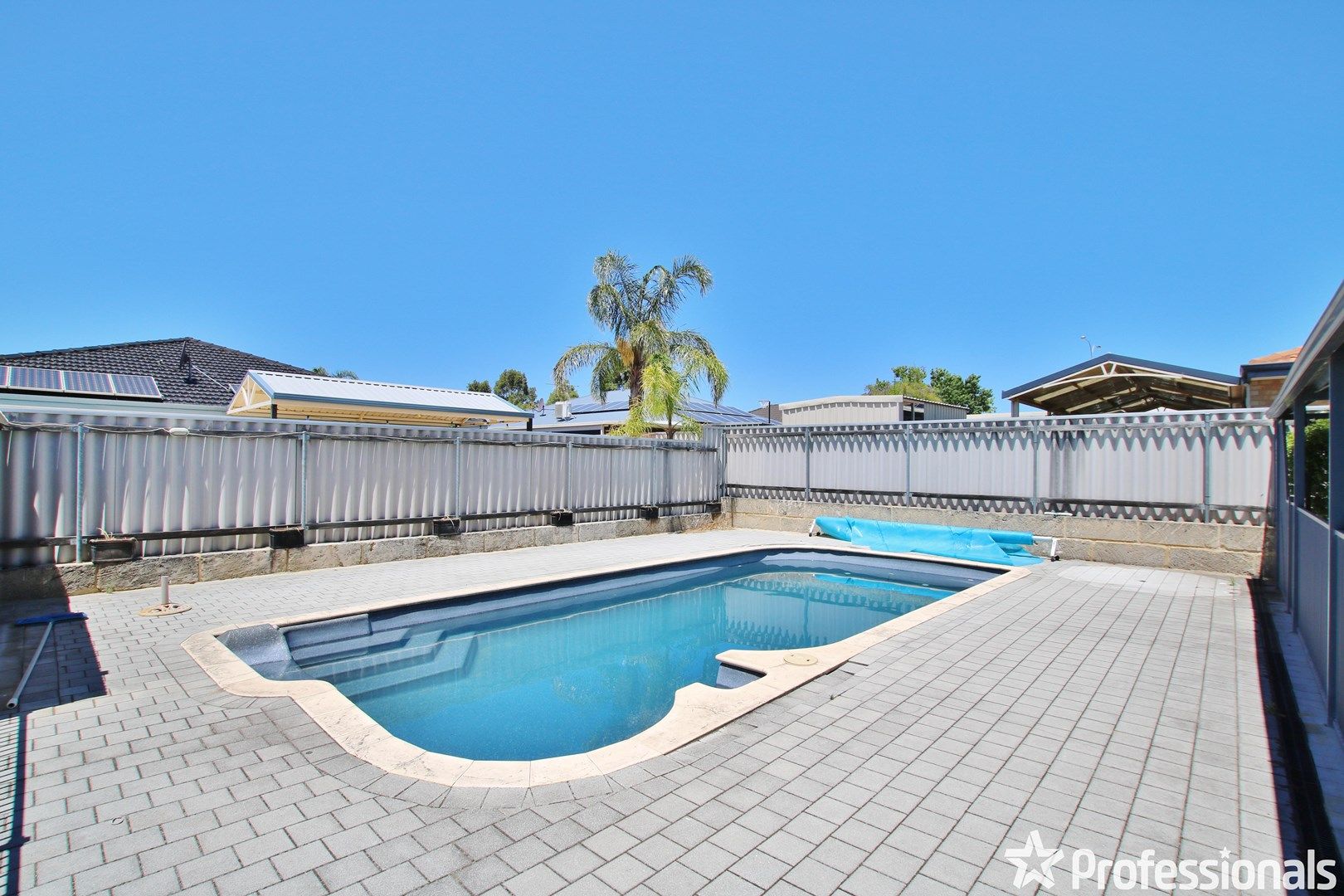 4 bedrooms House in 10 Coral Tree Court THORNLIE WA, 6108
