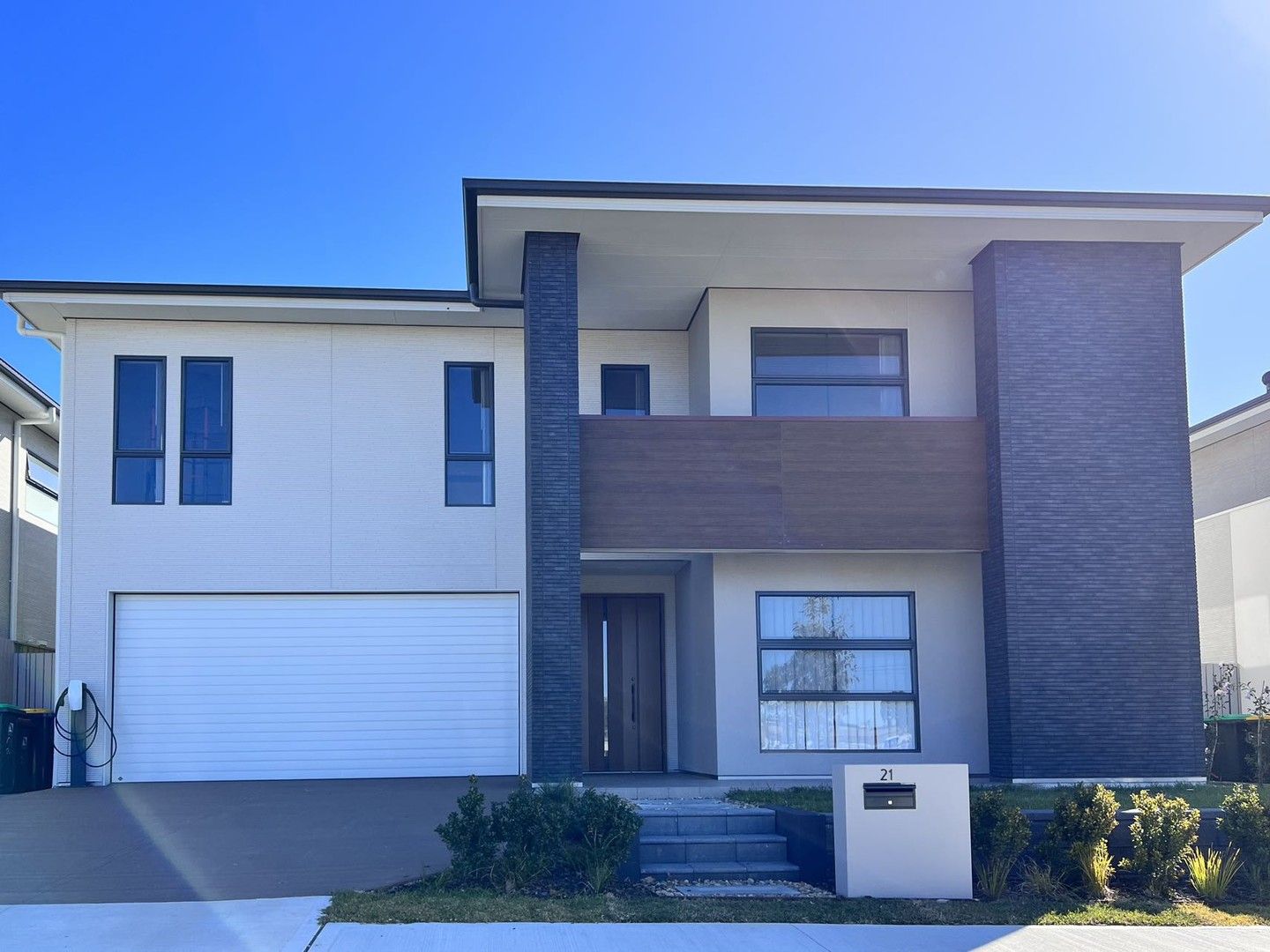5 bedrooms House in 21 Ballandean Boulevard GLEDSWOOD HILLS NSW, 2557