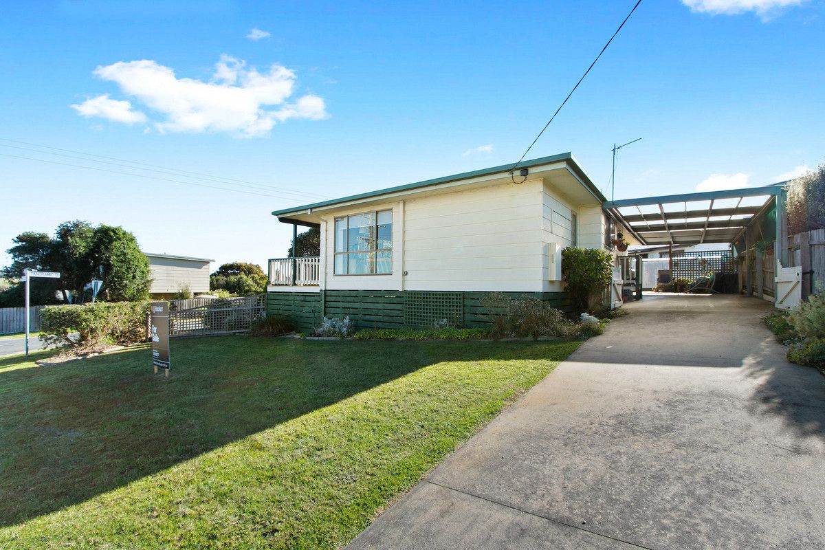 8 Mist Street, Lakes Entrance VIC 3909, Image 2