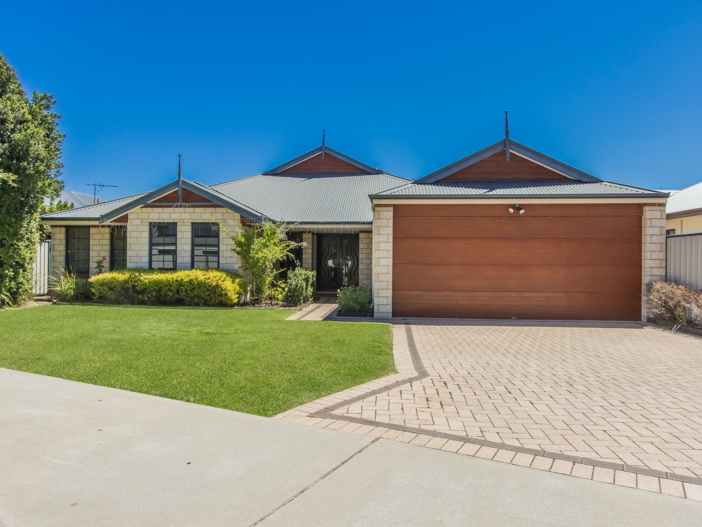 4 bedrooms House in 105 Pebble Beach Boulevard MEADOW SPRINGS WA, 6210