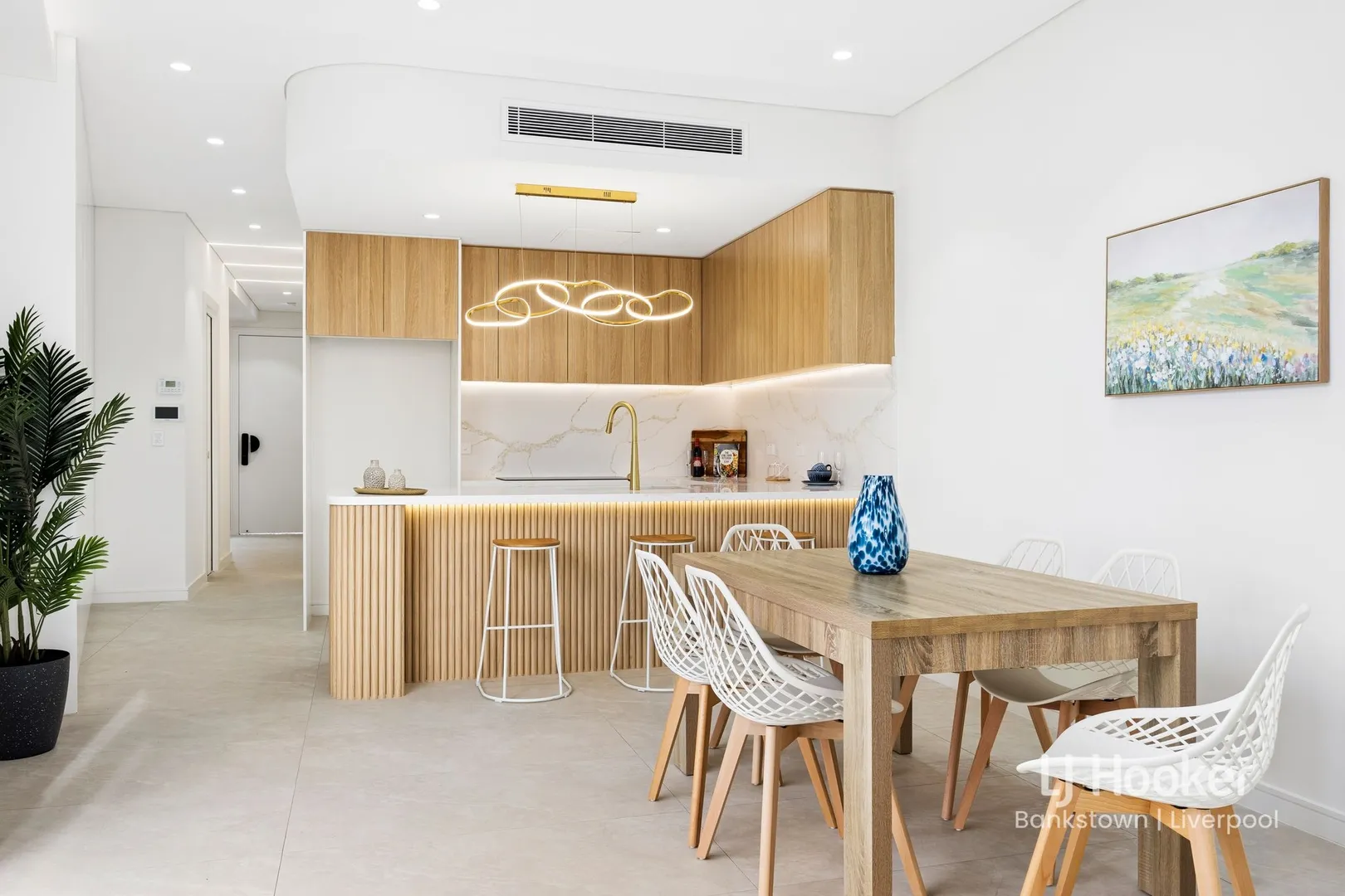 Brand New Architectural Residence with Premium Finishes & Effortless Family Living – pohled 4