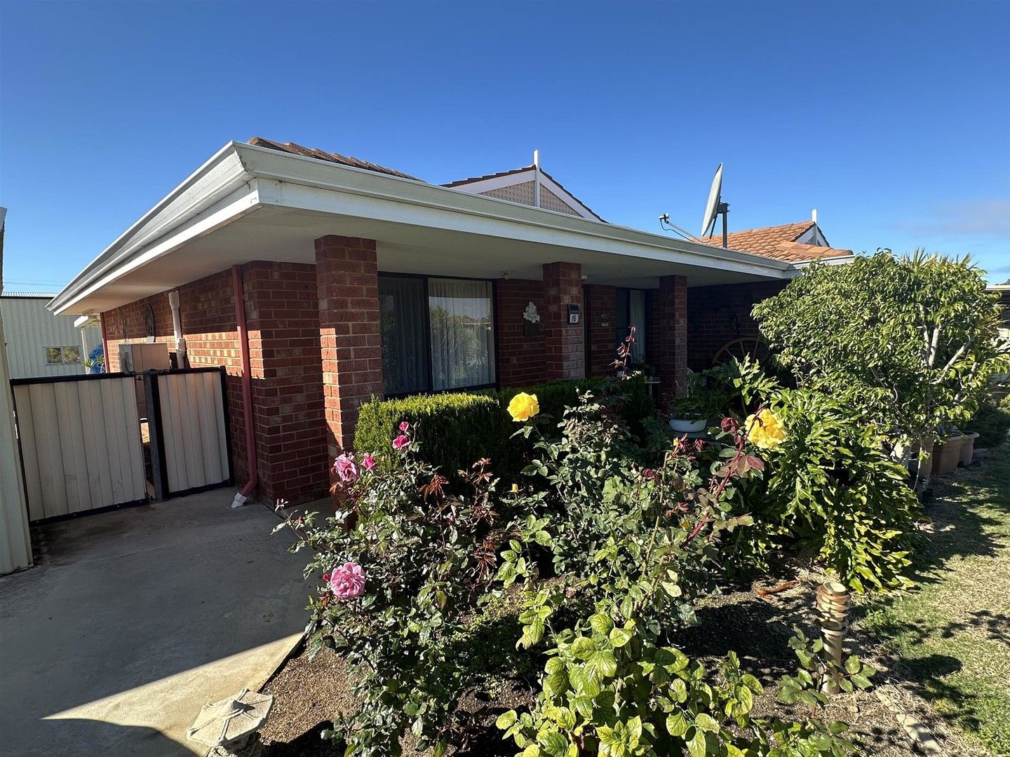 4 bedrooms House in 16 Morcombe Road LEEMAN WA, 6514