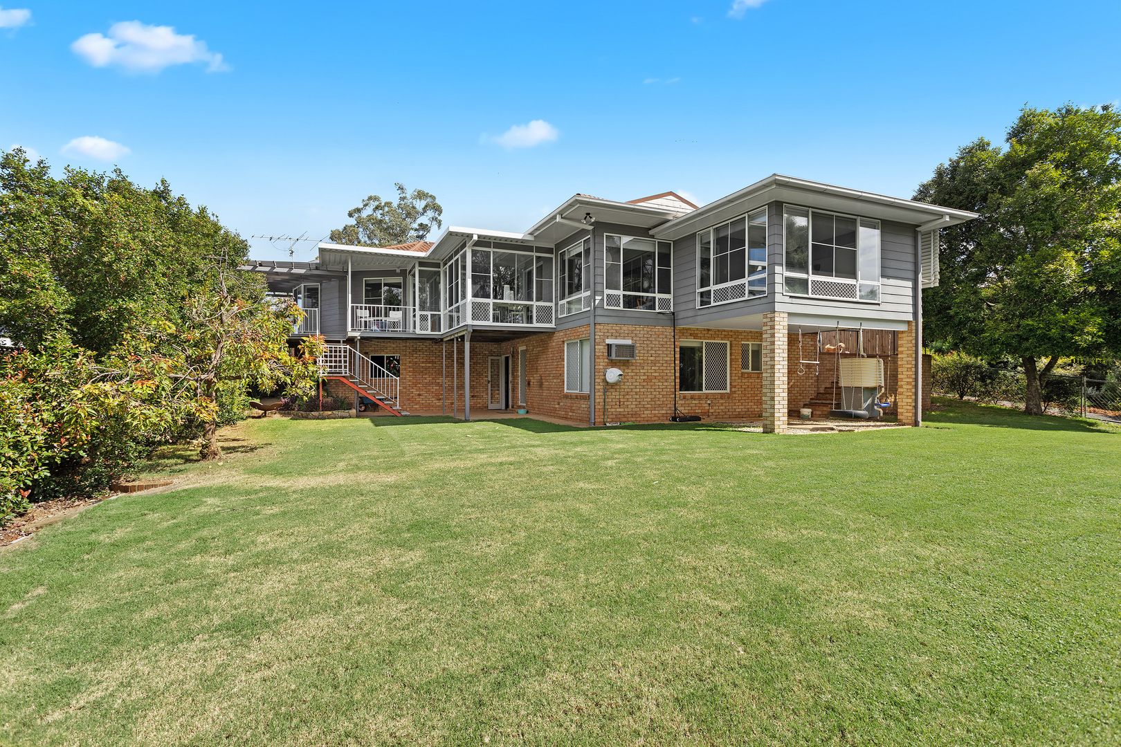 12 Rangeview Road, Blue Mountain Heights QLD 4350, Image 2