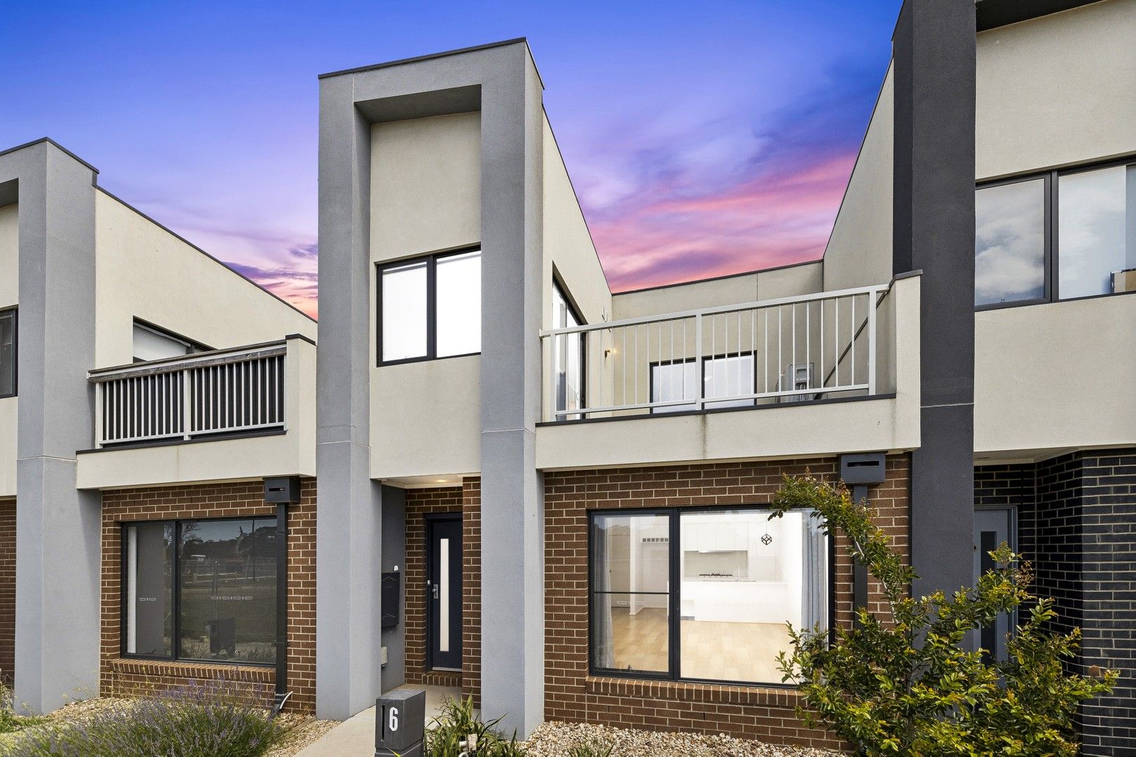 3 bedrooms Townhouse in 6 Gallery Walk MOUNT DUNEED VIC, 3217