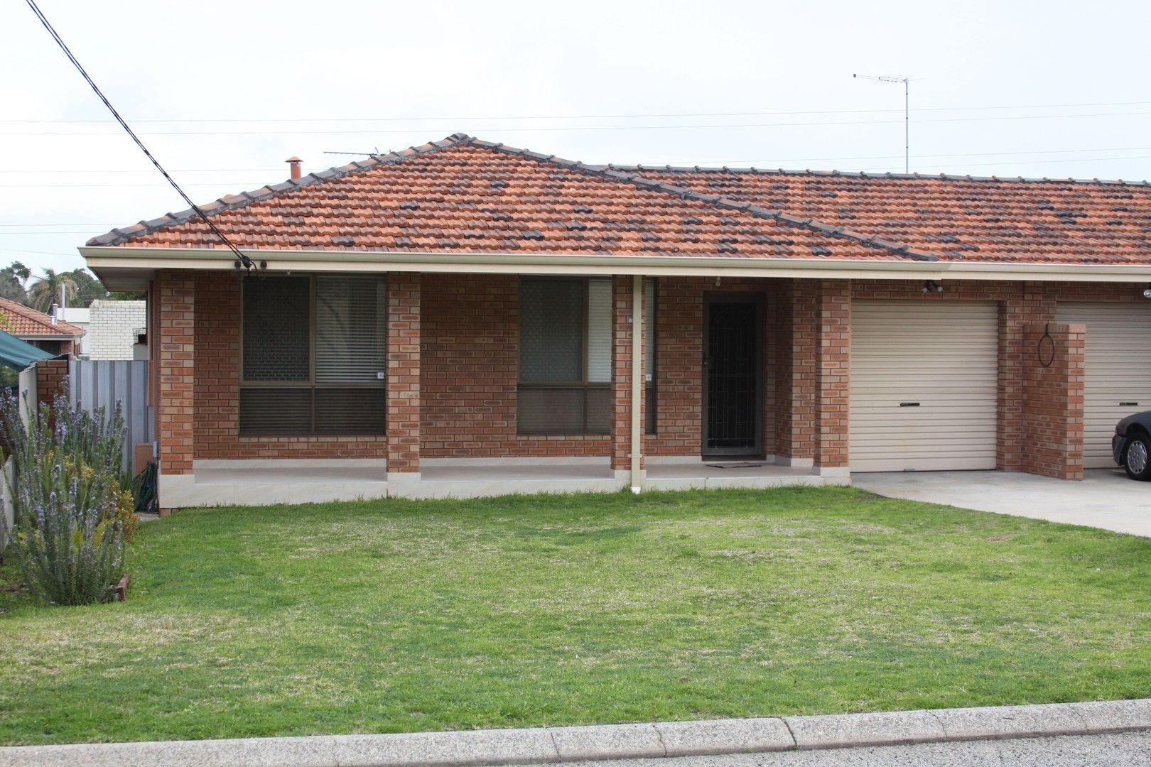 3 bedrooms Semi-Detached in 25B PAULIK WAY HAMILTON HILL WA, 6163