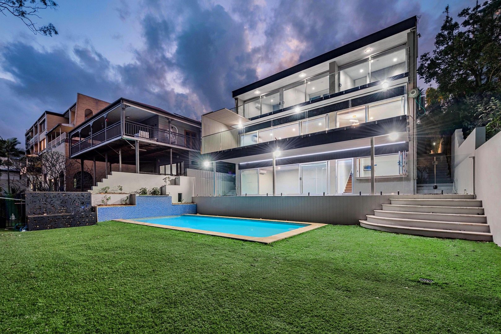 5 bedrooms House in 18 Simpsons Road BARDON QLD, 4065