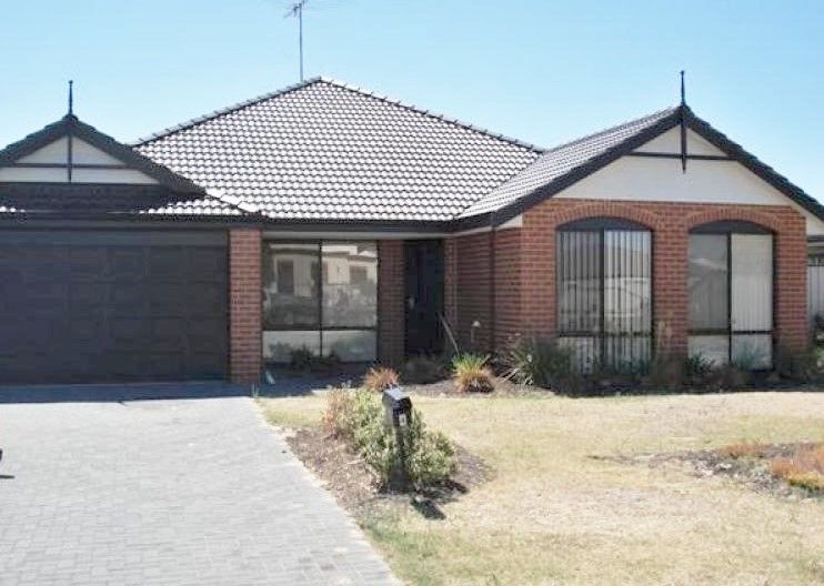 4 bedrooms House in 4 Pineknoll Gardens MEADOW SPRINGS WA, 6210