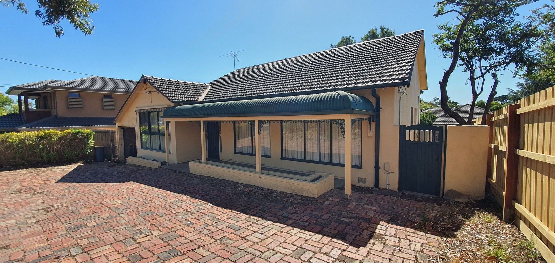 4 bedrooms House in 308 Blackburn Road GLEN WAVERLEY VIC, 3150