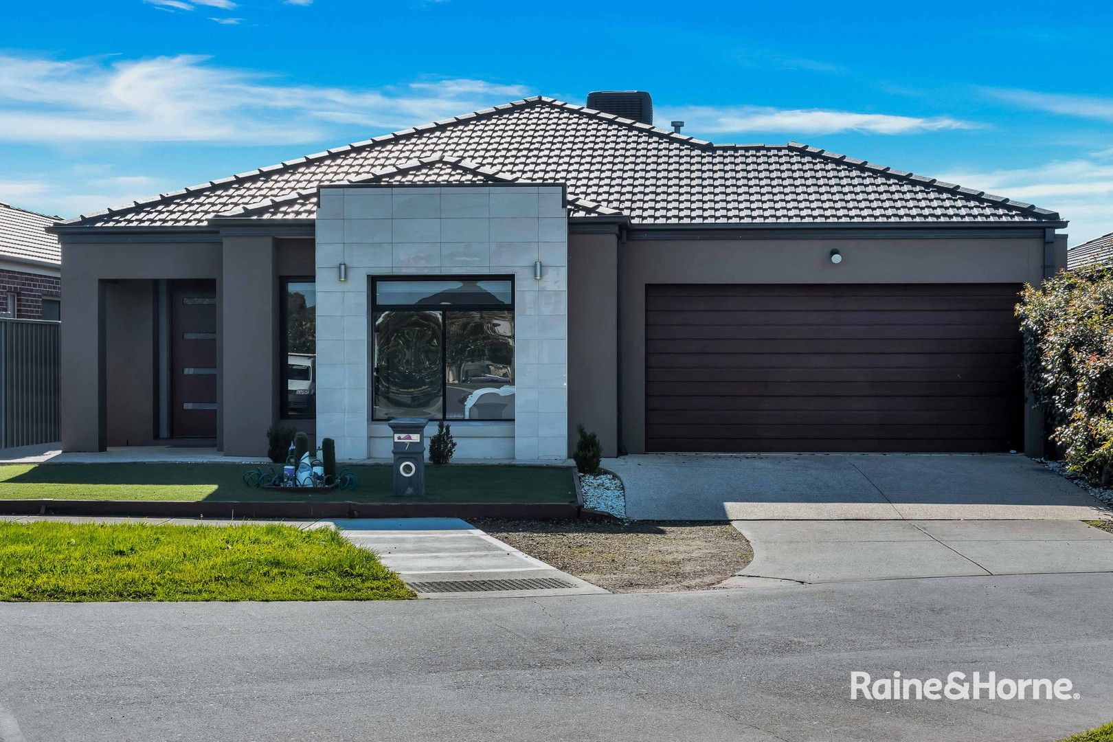 4 bedrooms House in 7 Spencer Circuit CRANBOURNE EAST VIC, 3977