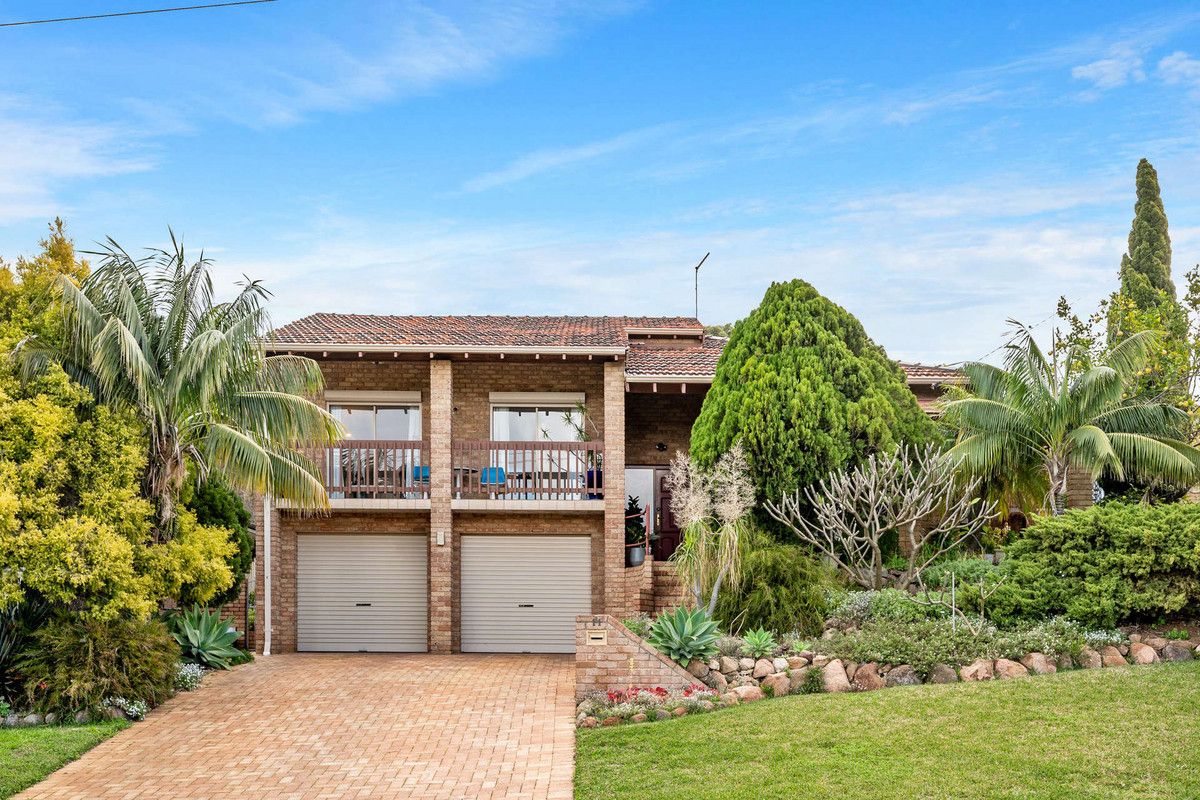 3 bedrooms House in 11 Riggs Way HAMILTON HILL WA, 6163