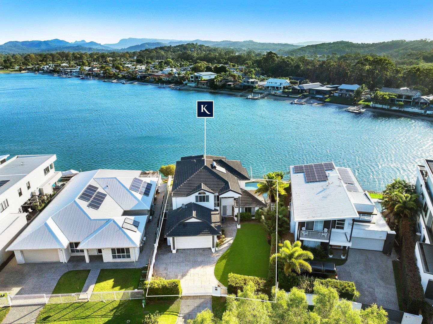 4 bedrooms House in 86 Melaleuca Drive PALM BEACH QLD, 4221