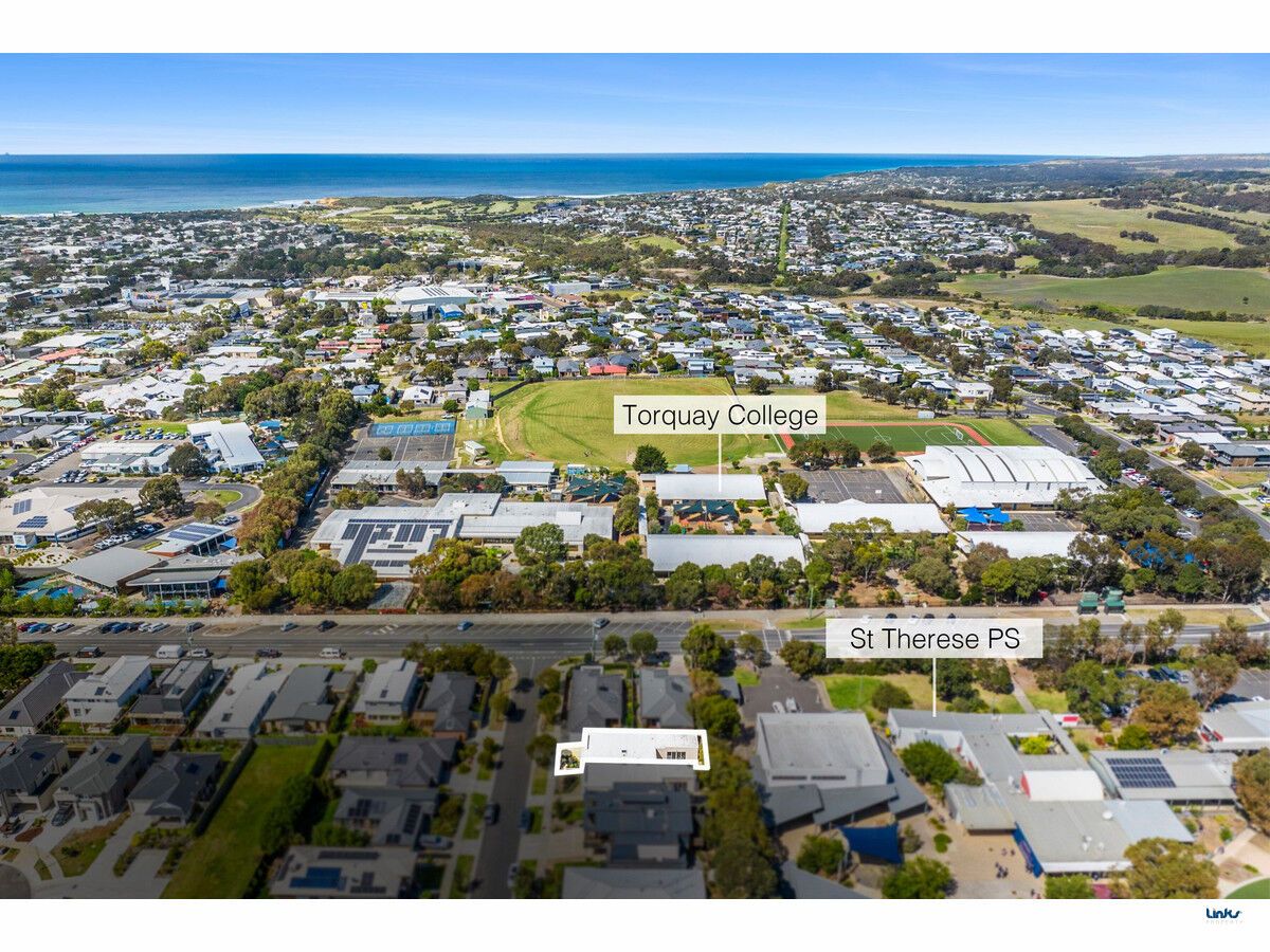 3 bedrooms Townhouse in 3a Cranberry Way TORQUAY VIC, 3228