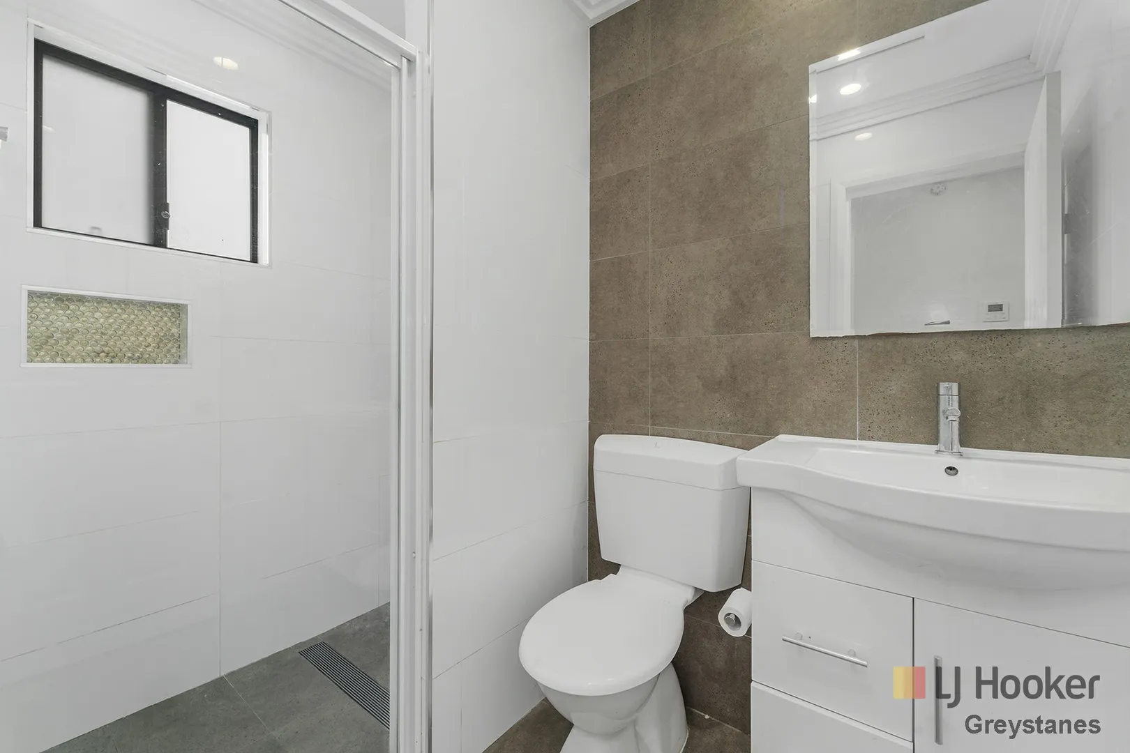 $1,900,000 - 663SQM, 3 SEPARATE INCOMES OR FOR 3 FAMILIES!!! - Aanzicht 6