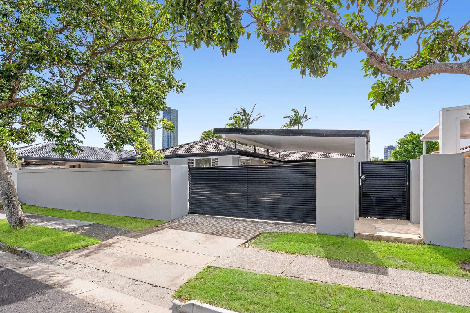 112 Sunshine Boulevard, Mermaid Waters QLD 4218