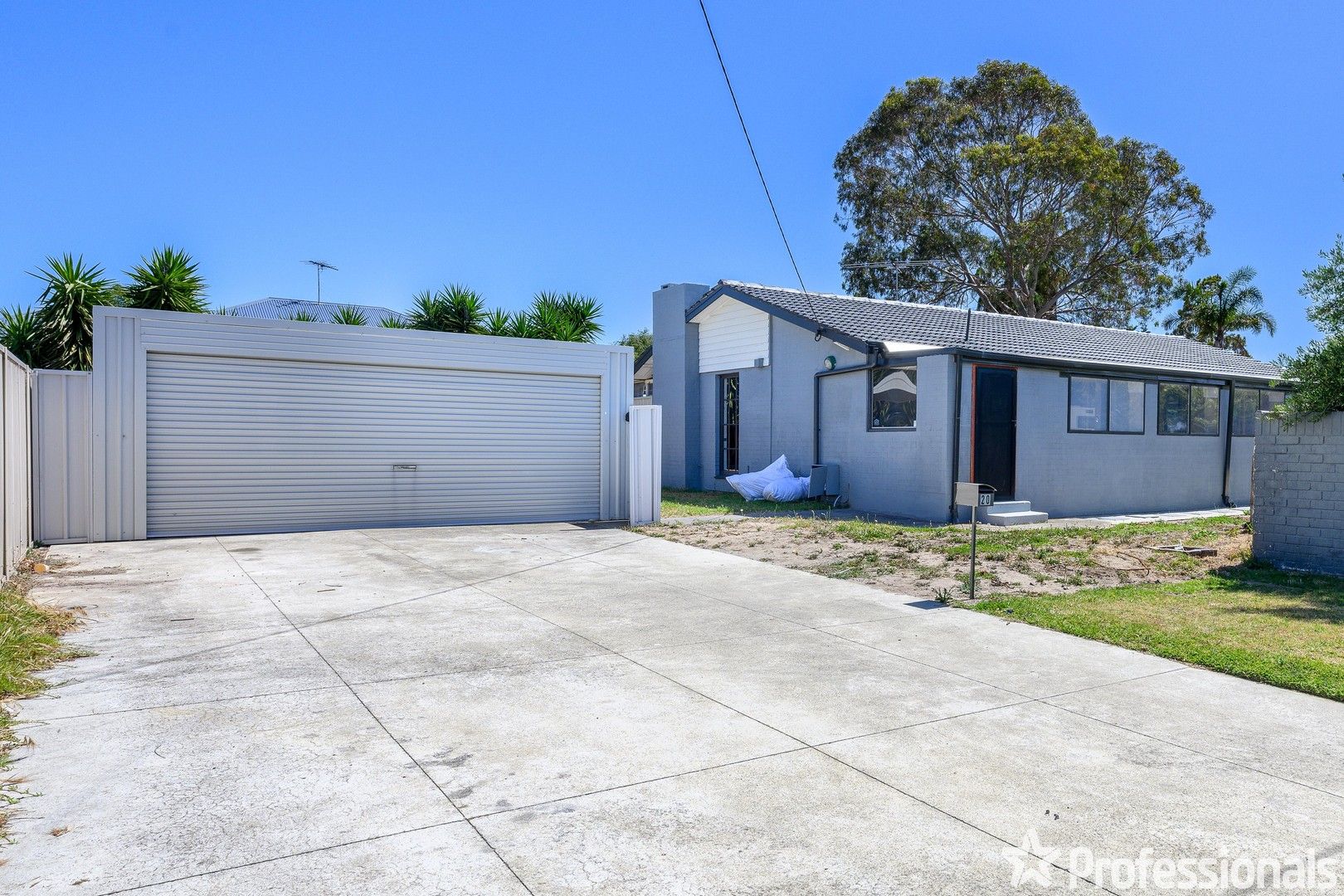 4 bedrooms House in 20 Pavo Close ROCKINGHAM WA, 6168