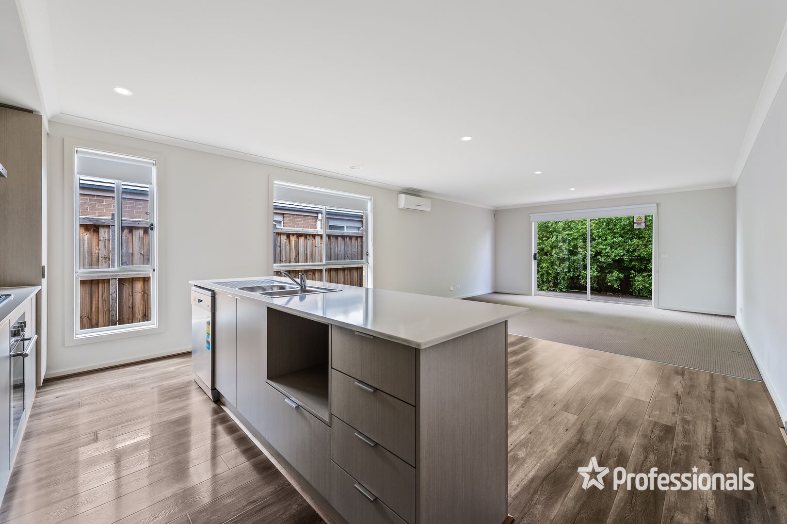 76 Bromley Circuit, Thornhill Park VIC 3335, Image 2