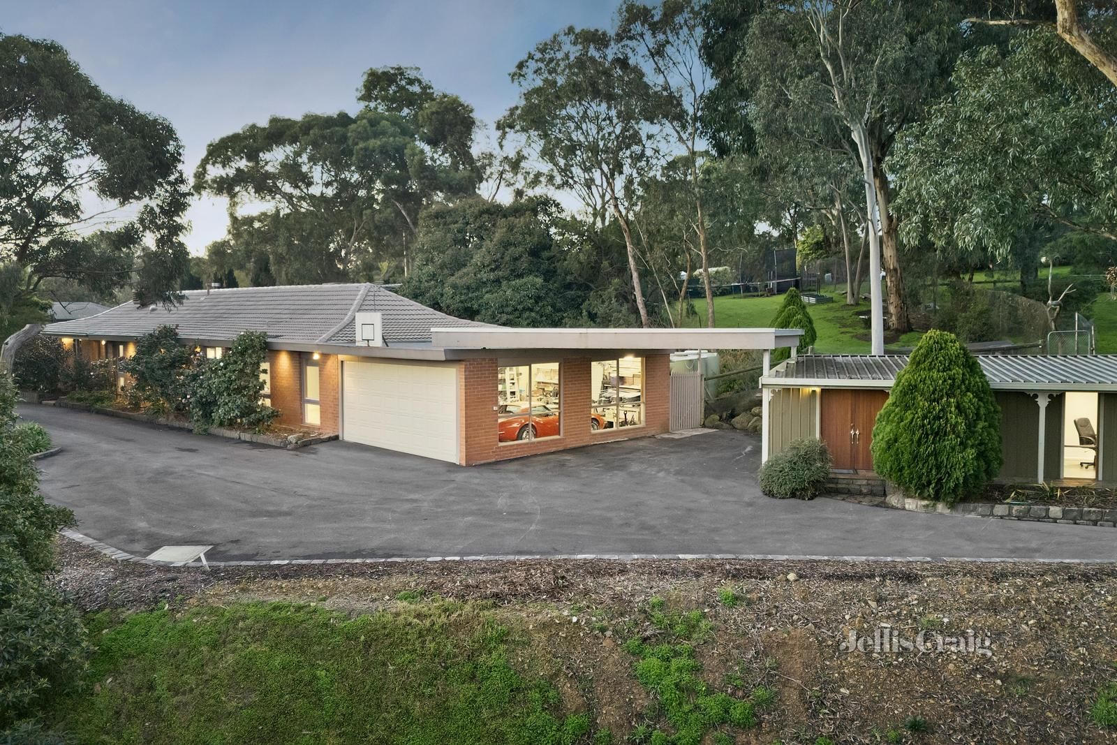 4 bedrooms House in 15 Warringah Crescent ELTHAM VIC, 3095