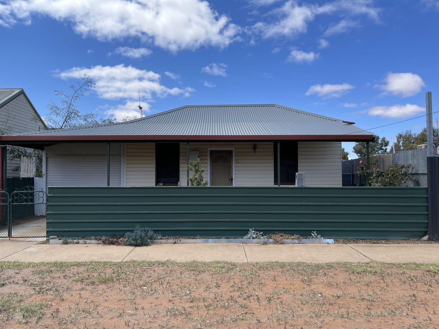 2 bedrooms House in 102 Bromide Street BROKEN HILL NSW, 2880