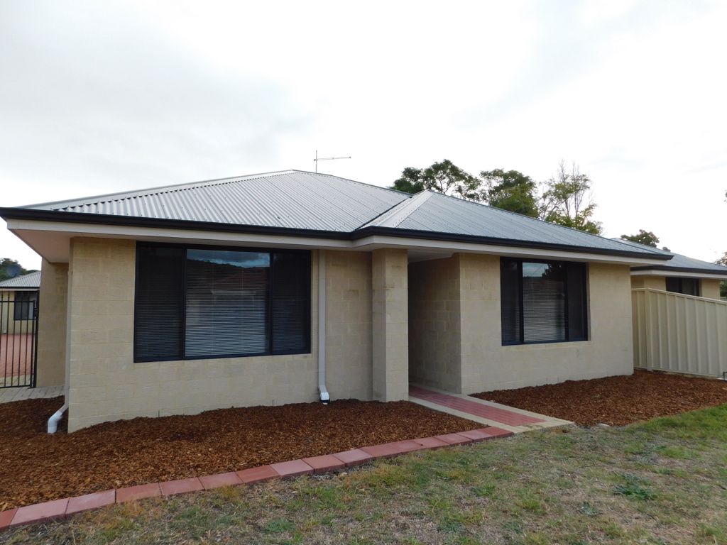 3 bedrooms Duplex in 7 WARD CRESCENT KELMSCOTT WA, 6111