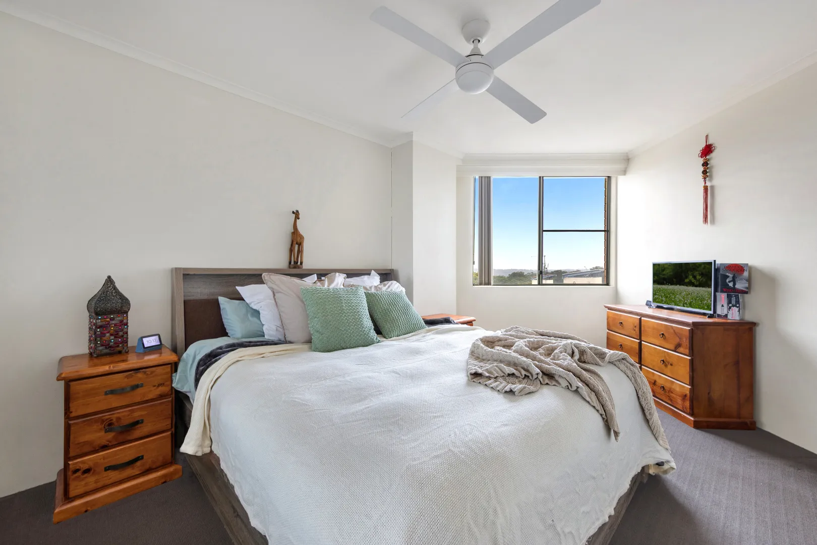 Elevated skyline living, resort-style facilities, walk anywhere convenience – pohled 5