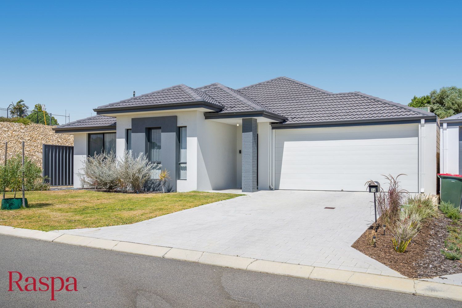 4 bedrooms House in 14 Melbourne Loop HAMMOND PARK WA, 6164