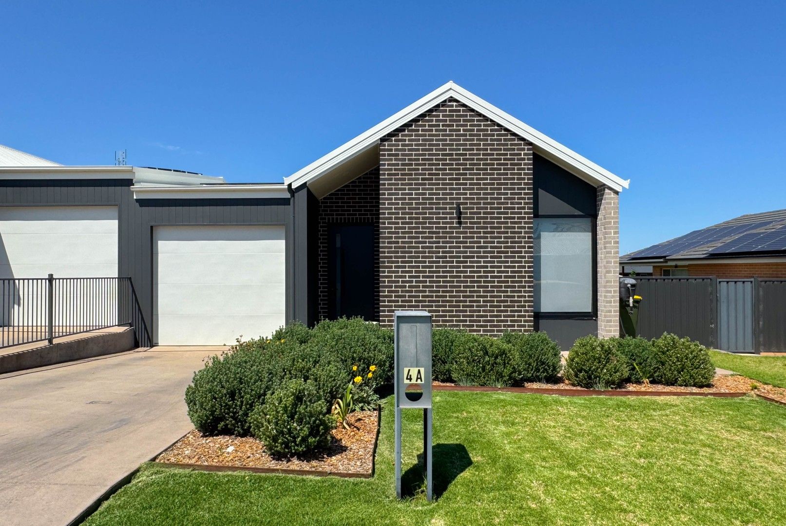 4 bedrooms Duplex in 4A Hydrangea Avenue PARKES NSW, 2870
