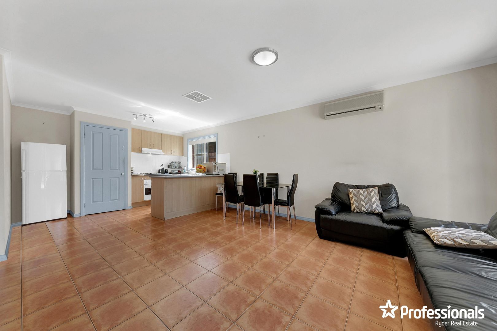 1/10 Connel Drive, Melton South VIC 3338, Image 2