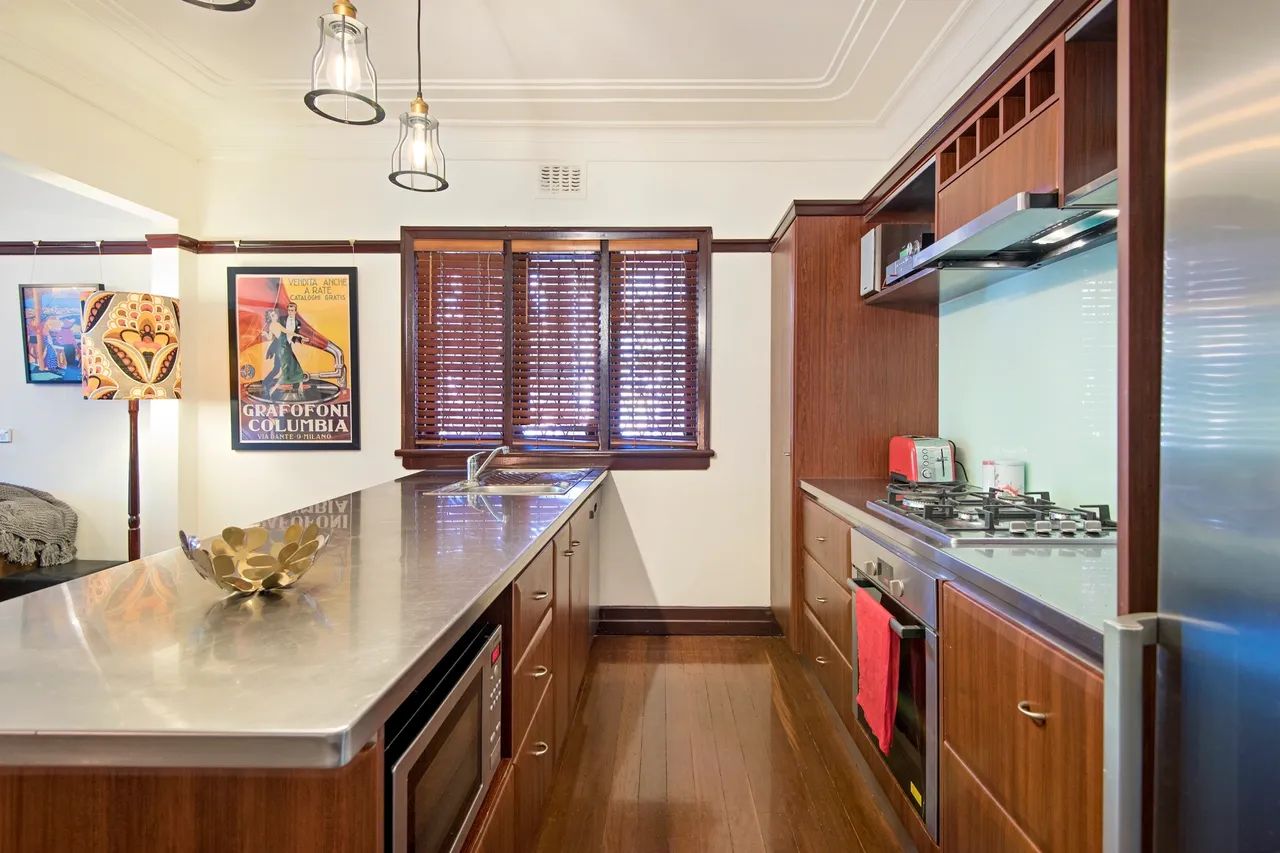 2 bedrooms Apartment / Unit / Flat in 2/10 Cove Street HAMILTON QLD, 4007