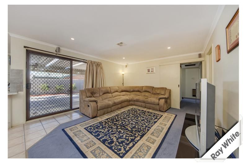 6 Edmond Close, GILMORE ACT 2905, Image 2