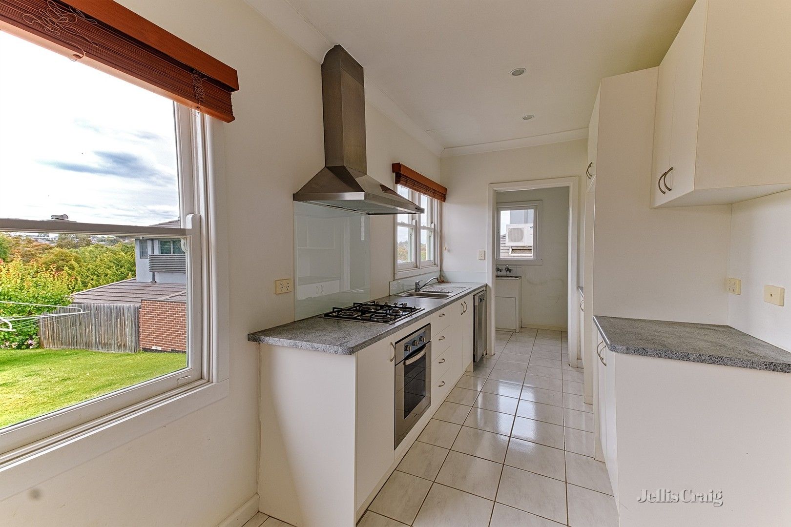 3 bedrooms House in 13 Lewis Grove MOUNT WAVERLEY VIC, 3149
