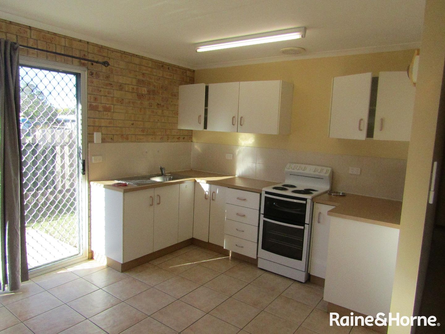 1/88 Walter Road, Kingaroy QLD 4610, Image 1