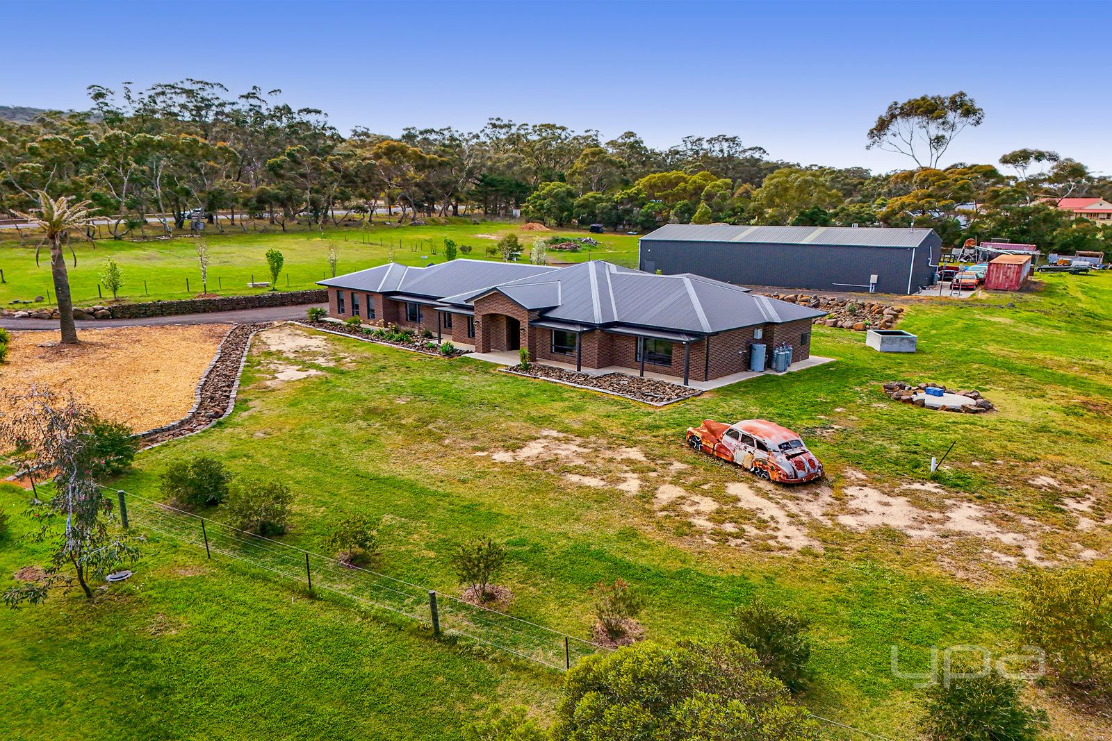7 bedrooms House in 1 Cornwall Park Court TOOLERN VALE VIC, 3337
