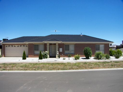 3 bedrooms House in 2/12 Heather Court KURUNJANG VIC, 3337