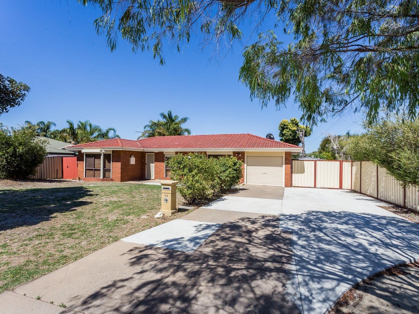 3 bedrooms House in 13 Scythe Street WILLETTON WA, 6155