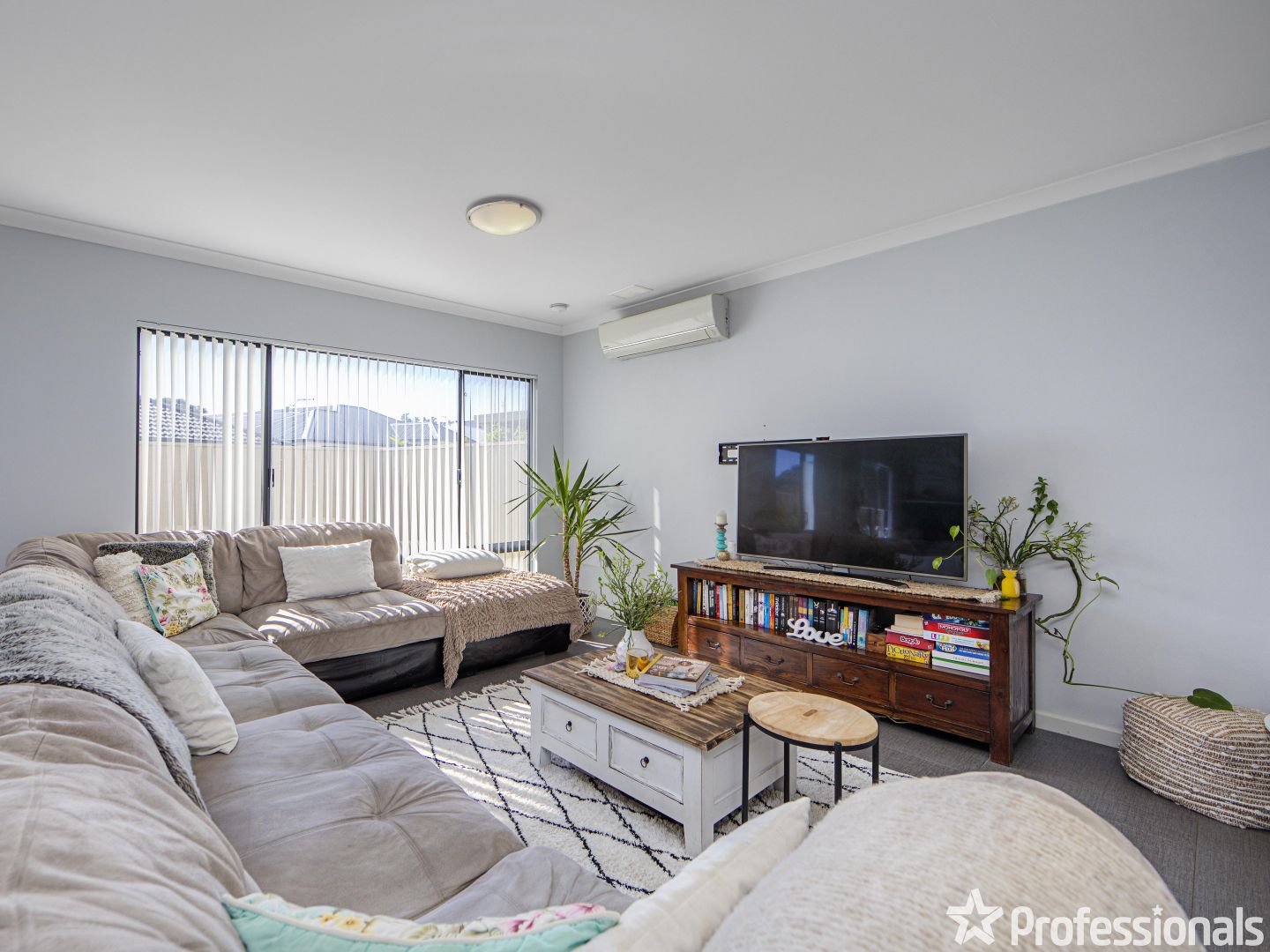 37 Pinker Crescent, Maida Vale WA 6057, Image 2