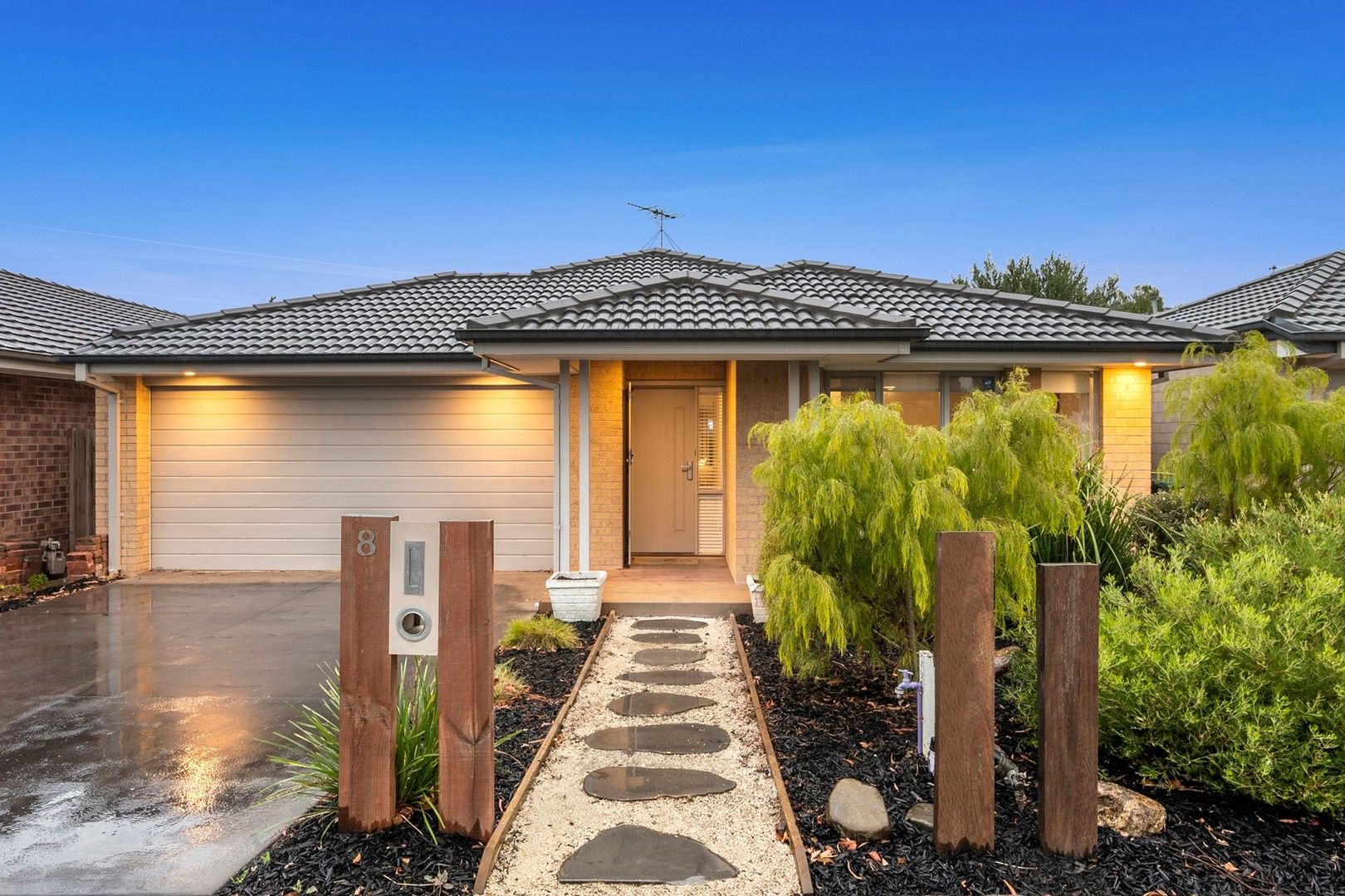 4 bedrooms House in 8 Tenneyson Close ARMSTRONG CREEK VIC, 3217